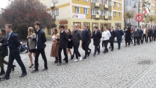 2018.11.09 Maturzyści tańczą poloneza