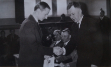 3-Prymus-Hubert-Krotkiewski-otrzymuje-swiadectwo-z-rak-dyrektora-A.-Tomczyka