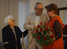 5-Barbara-Bakalus-otrzymije-kwiaty-od-uczniow-09.09.2018.