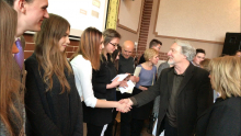 Juror-Zbigniew-Kraska-gratuluje-druzynie-Gimnazjum-nr-1